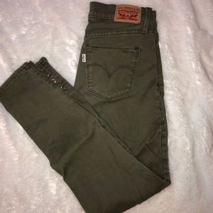 Green Levi’s skinny jeans